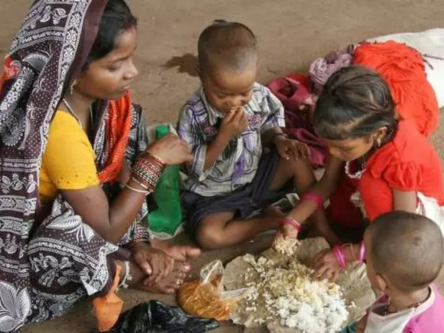 What is everyday life like for the poor in India?